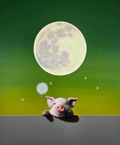 초록 하늘의 보름달 아래 민들레를 든 아기 돼지 그림